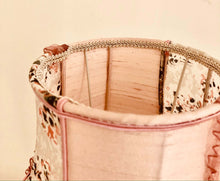 Charger l&#39;image dans la galerie, Mini pagode rose poudré. Soie-voile de coton.Perles. Fintition
