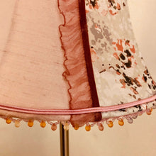 Charger l&#39;image dans la galerie, Mini pagode rose poudré. Soie-voile de coton.Perles. Détail
