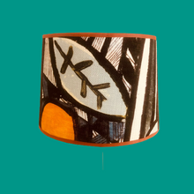 Charger l&#39;image dans la galerie, Abat-jour tambour contrecollé. Tomiko Orange. Motifs graphiques dans des tons toniques .
