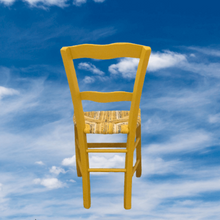 Charger l&#39;image dans la galerie, Chaise paillée jaune curry - vue dos dans le ciel
