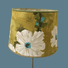 Charger l&#39;image dans la galerie, Abat jour tambour contrecollé avec un tissu à grandes fleurs avec un coeur turquoise sur fond anis.
