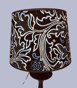Abatjour tambour de grande taille. Contrecollé. Batik indonésien.