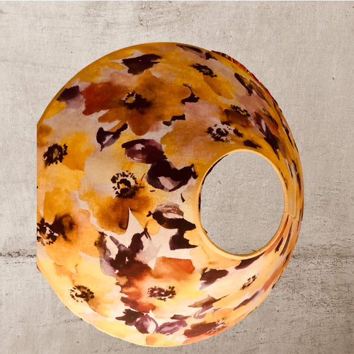 Chapeau chinois 45 cms, fond jaune, revêtu d'un coton aux motifs floraux. Vue dessus