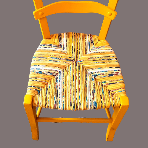 chaise paillée en torons de tissus repeinte en jaune curry. Paillage jaune avec des touches de bleus. Assise