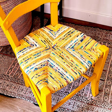 Charger l&#39;image dans la galerie, chaise paillée en torons de tissus repeinte en jaune curry. Paillage jaune avec des touches de bleus. Assise 2
