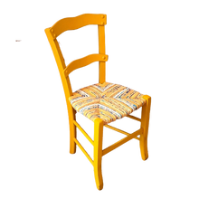 Charger l&#39;image dans la galerie, chaise paillée en torons de tissus repeinte en jaune curry. Paillage jaune avec des touches de bleus. Côté

