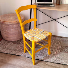 Charger l&#39;image dans la galerie, chaise paillée en torons de tissus repeinte en jaune curry. Paillage jaune avec des touches de bleus. Bureau2
