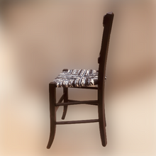 Charger l&#39;image dans la galerie, Chaise paillée simple. Noir et blanc. Profil
