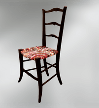 Charger l&#39;image dans la galerie, Chaise noire, paillage Bougainvillers.  Côté.
