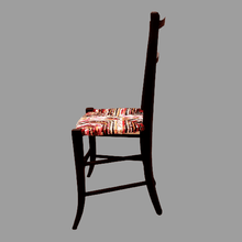Charger l&#39;image dans la galerie, Chaise noire, paillage Bougainvillers. Profil2

