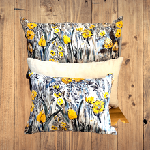 Charger l&#39;image dans la galerie, Coussins tapissiers rectangulaires avec un motif floral jaune - Tissu Primavera de Lalie Design
