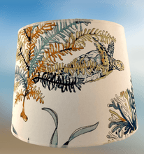 Charger l&#39;image dans la galerie, Abat-jour tambour de grande taille revêtu d&#39;un tissu à motifs marin ... tropical
