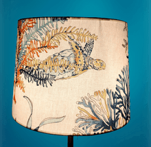 Charger l&#39;image dans la galerie, Abat- jour tambour de grande taille recouvert d&#39;un tissu à motifs marins, coraux, poissons, tortues

