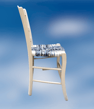 Charger l&#39;image dans la galerie, Chaise ancienne blanche, paillée dans les tons bleus, taupe, écrus. Profil
